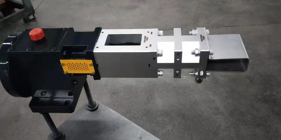 Co-rotation extrudeuses à double vis alimentateur latéral JCW63 facile à nettoyer pour l'usine de nourriture gonflée