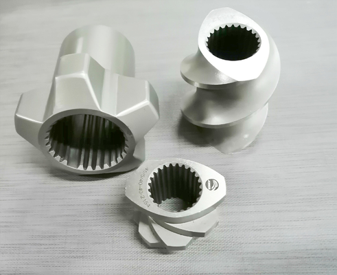 Éléments de vis d'extrudeuse en plastique double à haute usure avec traitement d'éteinte sous vide Segments de pelle à vol simple